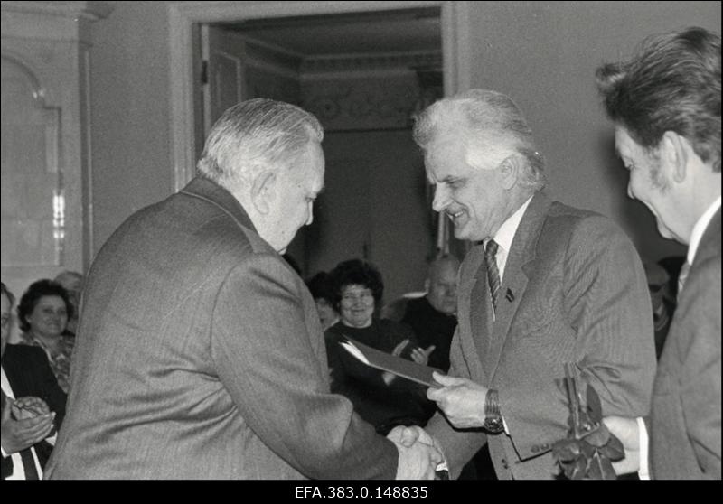 EKP Rakvere Rajoonikomitee ja rajooninõukogu täitevkomitee korraldatud vastuvõtul Kunda parteiorganisatsiooni liikmetele Palmse mõisas õnnitlevad staažikat kommunisti Harald Tunnelit EKP Rakvere Rajoonikomitee esimene sekretär Ülo Niisuke (keskel) ja Mihkel Sistok.