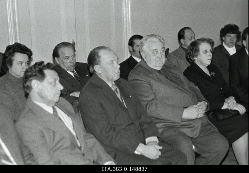 Kunda parteiaktivistid (esireas vasakult) Nikolai Ostašov, Herbert Varend, Harald Tunnel ja Vilma Oomer; Tagareas: Hinge Kaljund, Evald Soodla, Herbert Punane, Leonhard Koovits, Anne-Liis Põder EKP Rakvere Rajoonikomitee ja rajooninõukogu täitevkomitee korraldatud vastuvõtul Palmse mõisas.