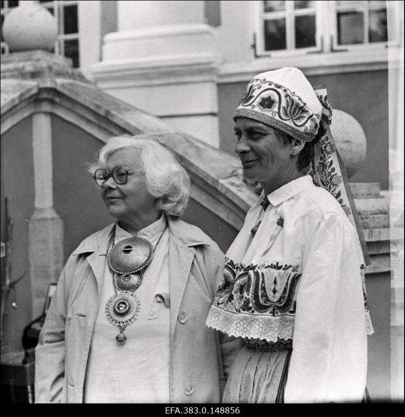 Folkloorifestivali Viru Säru tantsumemm Helju Mikkel ja rahvatantsujuht Maie Orav Palmse mõisahoone ees.