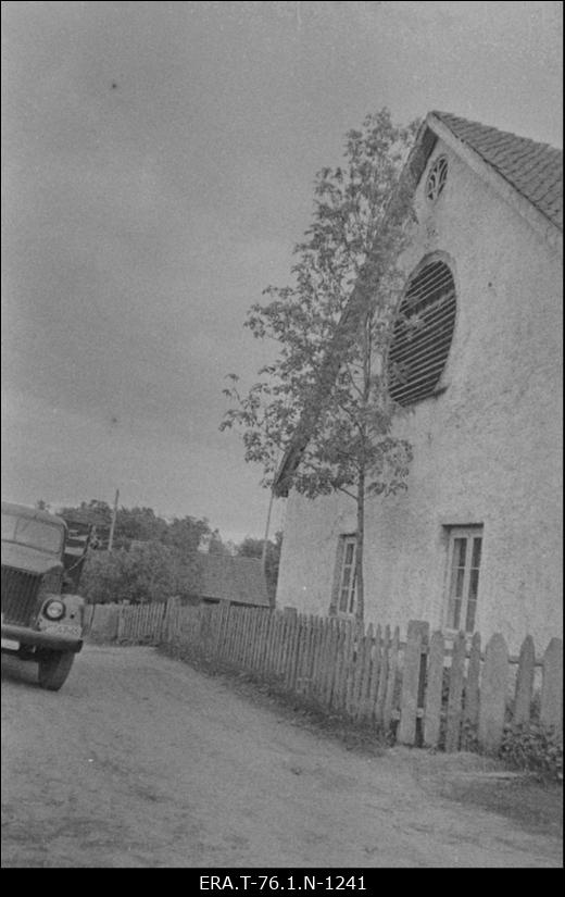 Palmse mõisa linnaserehi. Hoone otsafassaad kahe ümara aknaga üleval.