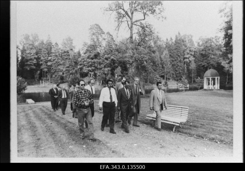 Honduurase Vabariigi Rahvuskongressi delegatsioon Palmse mõisa pargis.