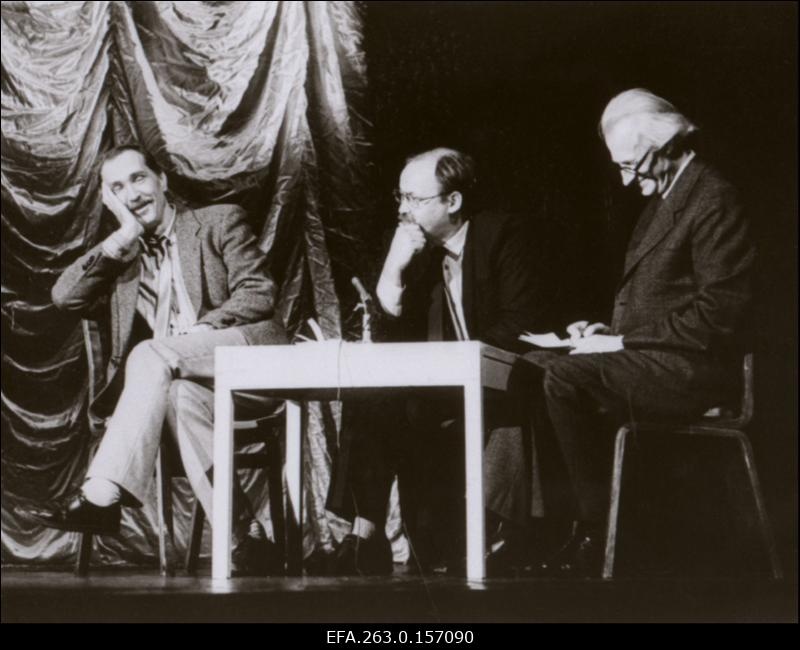 Stseen J. Kruusvalli näidendist “Vaikuse vallamaja” RAT “Vanemuises”. Vasakult 1. Ago-Endrik Kerge.