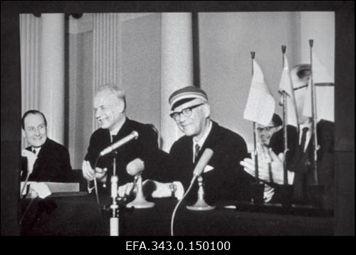 Eesti NSV-sse külaskäigule saabunud Soome Vabariigi president Urho Kaleva Kekkonen (paremalt 2.) pidulikul koosolekul Tartu Riikliku Ülikooli aulas. Temast paremal Eesti NSV Ülemnõukogu Presiidiumi esimees Aleksei Müürisepp ja vasakul TRÜ rektor Feodor Klement.