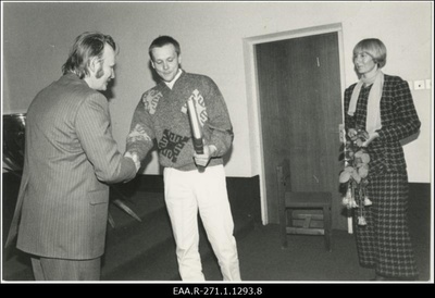 Eesti Ajalooarhiivi juubelikonverents. Kindlaks määramata esindaja õnnitlusi võtab vastu direktor Endel Kuusik  duplicate photo