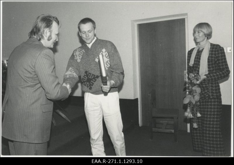 Ajalooarhiivi juubelikonverents. Kindlaks määramata esindaja õnnitlusi võtab vastu direktor Endel Kuusik