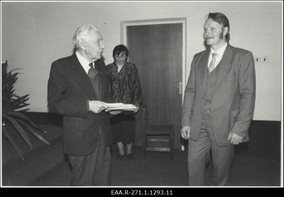 Ajalooarhiivi juubelikonverents. V. Milleri õnnitlusi võtab vastu direktor Endel Kuusik  duplicate photo