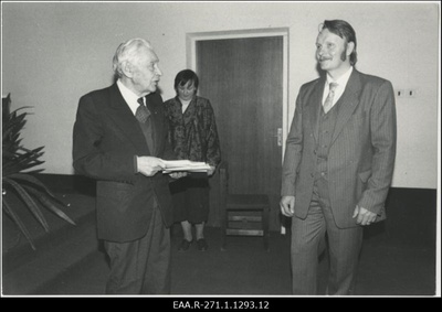 Ajalooarhiivi juubelikonverents. V. Milleri õnnitlusi võtab vastu direktor Endel Kuusik  duplicate photo