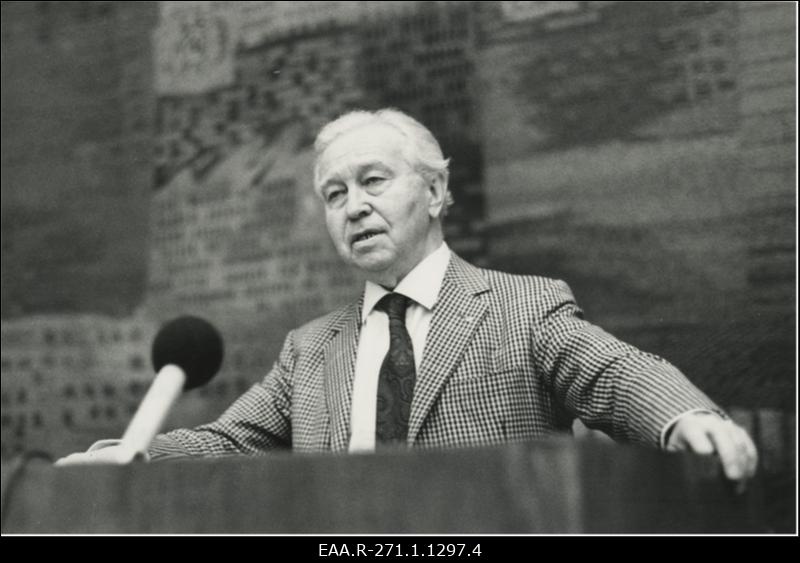 Ajalooarhiivi 70. a juubelikonverents Tartus. Kõnepuldis Ilo Käbin