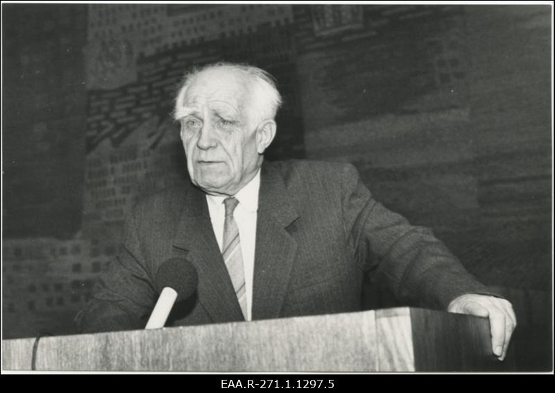 Ajalooarhiivi 70. a juubelikonverents Tartus. Kõnepuldis Leo Tiik