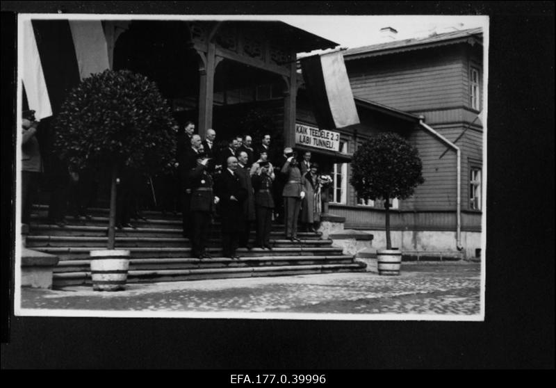 Poola delegatsiooni saabumine Tartu jaama. Ees trepil vasakult 2. kolonel W. Slavek, 3. Eenpalu, 4. Roska.