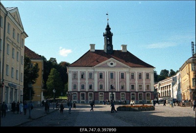 Vaade Tartu raekojale.  similar photo