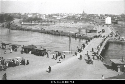 Vaade Ülejõe linnaosale ajutise puusillaga pärast sõjapurustuste koristamist.  duplicate photo