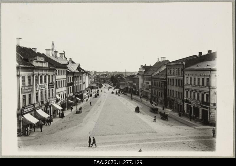 Vaade Tartu raekojast Suurturule (Raekoja platsile), taamal Kivisild