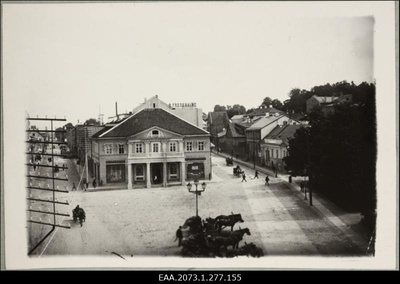 Hotell London Tartus Barclay platsi ääres (Aleksandri, Kauba ja Promenaadi tänava ristil), esiplaanil voorimehed troskadega  duplicate photo