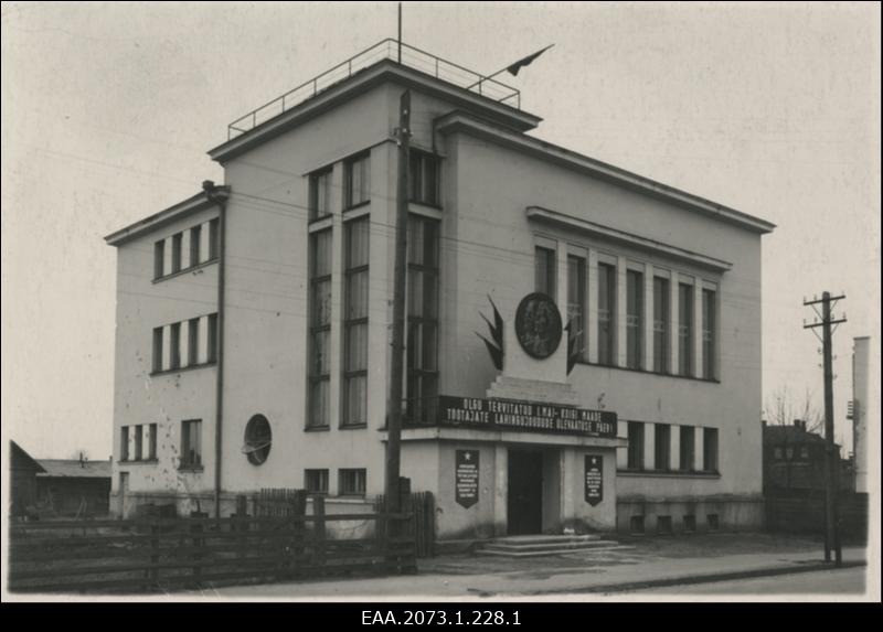 Tartu kunstikool, endine korporatsioon Ugala konvendihoone töörahvapüha loosungitega 01.05.1947