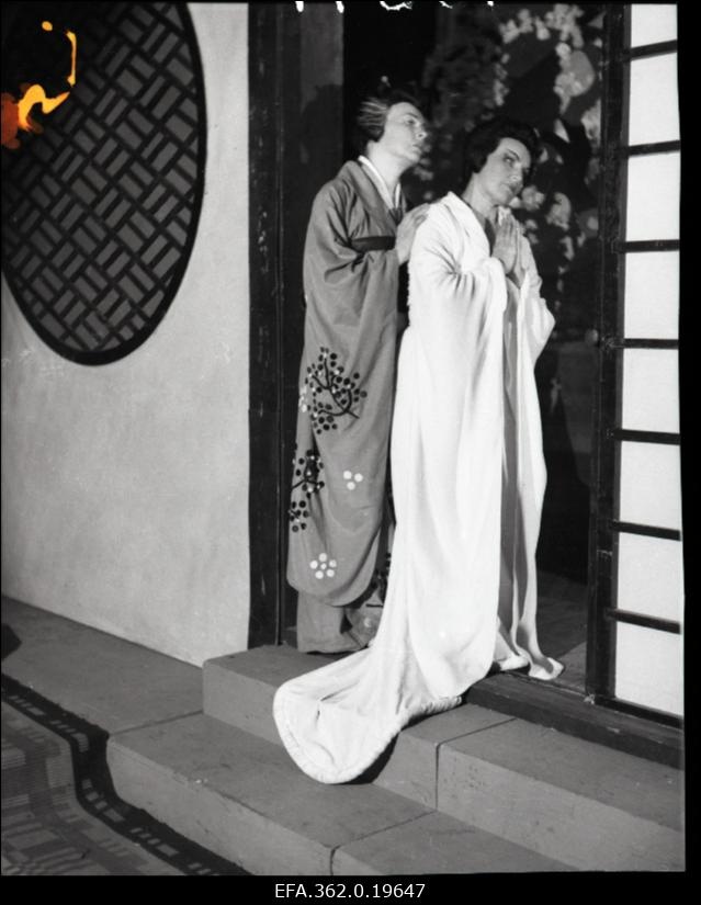Stseen G. Puccini ooperist Madame Butterfly teatris Estonia. Madame Butterfly - Elsa Maasik.