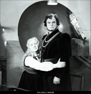 Stseen R. Wagneri ooperist "Lendav hollandlane" teatris Estonia. Hollandlane – Tiit Kuusik, Senta – Olga Lund.  similar photo