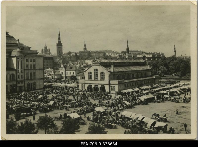 Turuplats Estonia teatri taga.