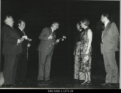 Teater "Vanemuine" esidajad tervitavad Potsdami Hans Otto Teatri esindajaid teater "Vanemuine" laval  similar photo