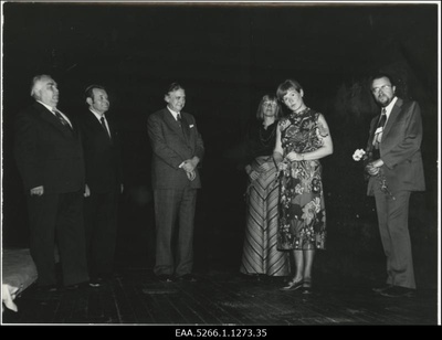 Teater "Vanemuine" esidajad tervitavad Potsdami Hans Otto Teatri esindajaid teater "Vanemuine" laval  similar photo