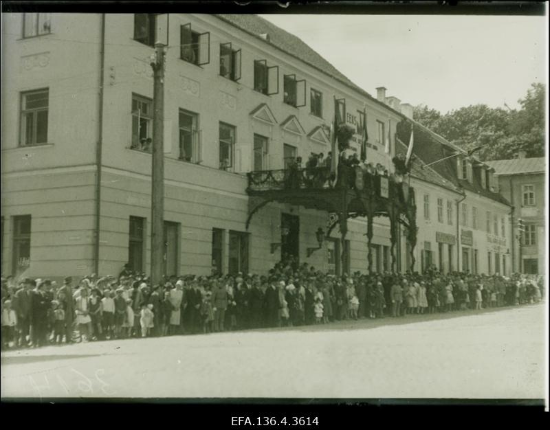 Rahvas jälgimas kaitseliidu paraadi Tartus.
