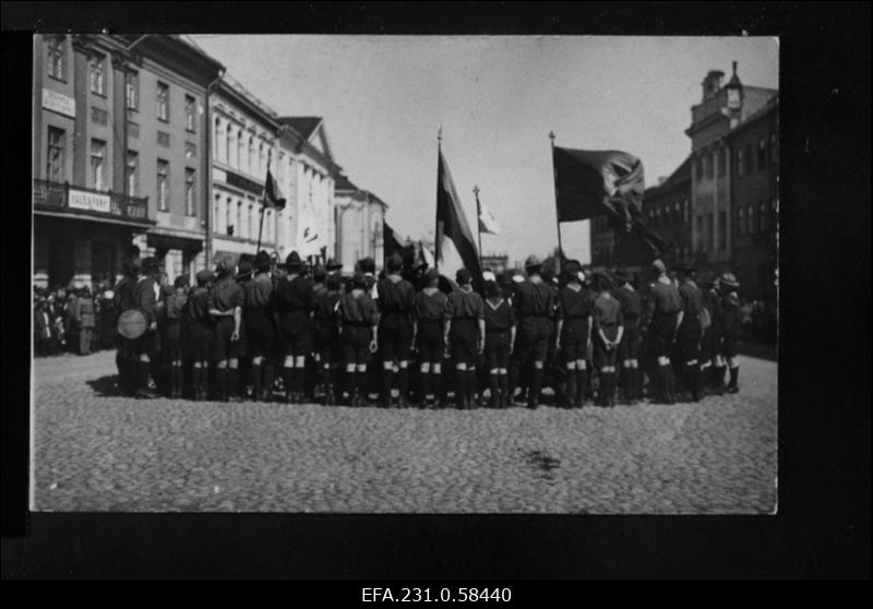 Tartu skaudid Raekoja platsil "Skaudiringi" tegemas.