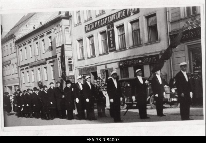 Tartu Ülikooli üliõpilase A. Hermani matuserongkäik Tartu Suurturul.