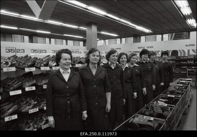 Tartu Kaubamaja naistejalatsite sektsiooni müüjad. Vasakult: sektsiooni juhataja Helga Lindre, vanemmüüjad Elvi Vendelin, Hilja Aruots, Mare Kauts, Hilda Mandel, Virve Erm, Ene Kungla, Karin Kariste.  similar photo