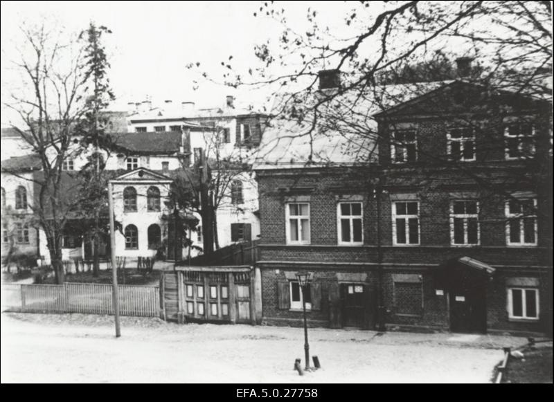 Hooned Gustav Adolfi tänaval, mis lähevad lammutamisele instituutide hoone ehitamise tõttu.