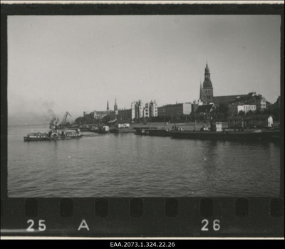 Vaade Riia lossile ja toomkirikule Daugava jõelt, esiplaanil sadam aurikutega  duplicate photo
