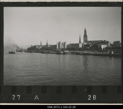 Vaade Riia lossile ja toomkirikule Daugava jõelt, esiplaanil sadam aurikutega  duplicate photo