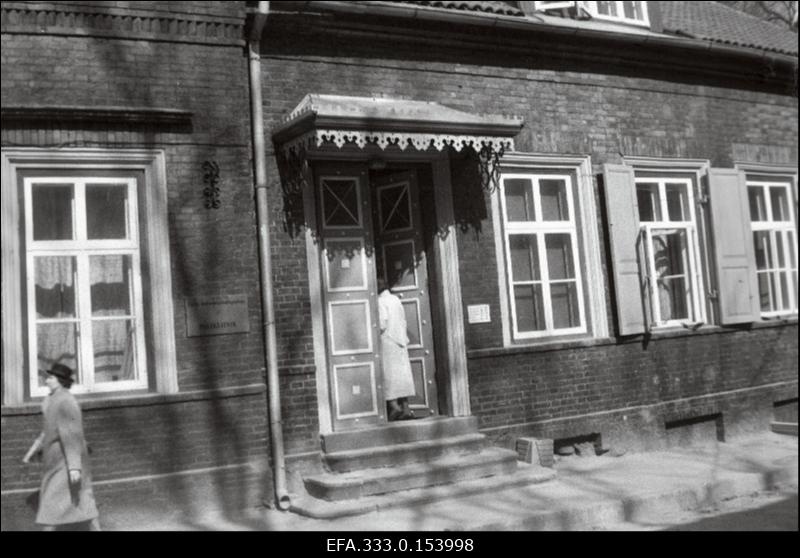 Elamu Vallikraavi tänaval.