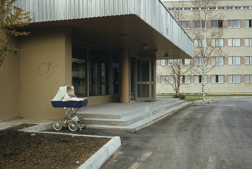 Tartu linna lastehaigla, vaade sissepääsule koos titekäruga. Arhitekt Harri Kingo