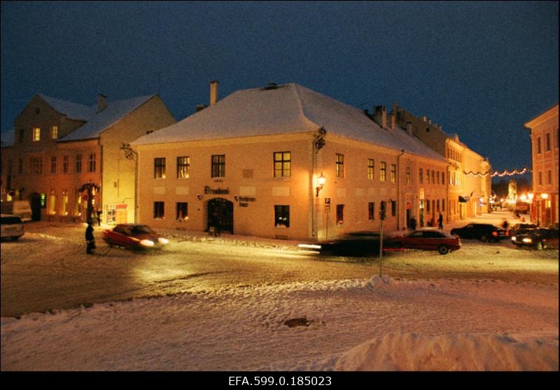 Draakoni baar ja restoran Ülikooli tänaval.