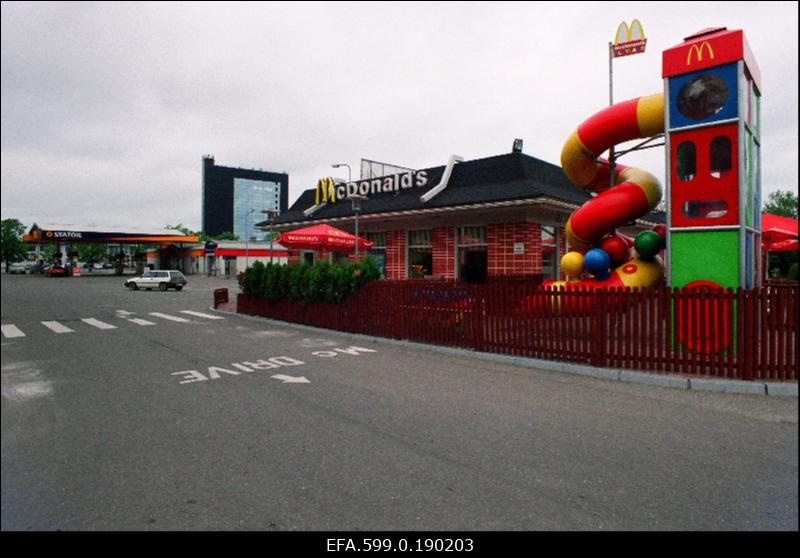Kiirtoiduketi McDonalds hoone Turu tänavas.