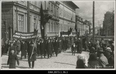 Esimese mai rahvusvahelise töörahvapüha demonstratsioon Tartus 01.05.1933, rongkäik Laia ja Jaani tänava nurgal  duplicate photo