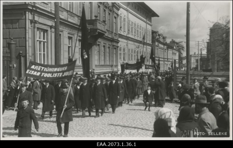 Esimese mai rahvusvahelise töörahvapüha demonstratsioon Tartus 01.05.1933, rongkäik Laia ja Jaani tänava nurgal