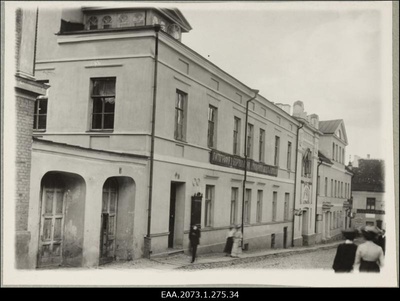 Vaade Lossi tänavale Tartus, esiplaanil Liivimaa Üldkasuliku ja Ökonoomilise Sotsieteedi hoone  duplicate photo