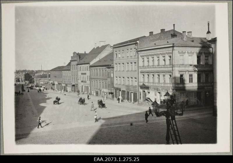 Vaade Tartu Raekoja platsi ja Küüni tänava nurgale, taamal Kivisild