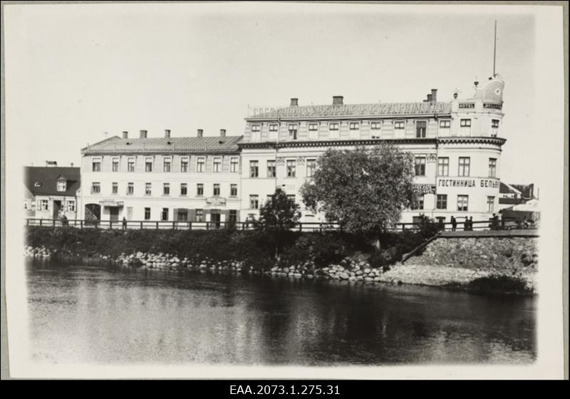 Vaade Kalda ja Raatuse tänava nurgale üle Emajõe, hotell Bellevue hoone