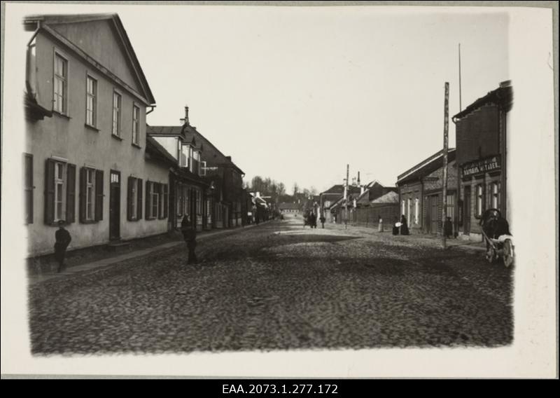 Tartu Kivi tänav vaatega jõe poolt, paremal Wilhelm Stadeni fotoäri aadressiga Kivi tn 3