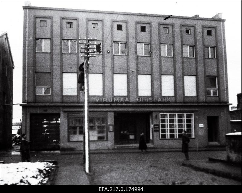 Virumaa apteek ja Ühispank Tallinna tänaval.