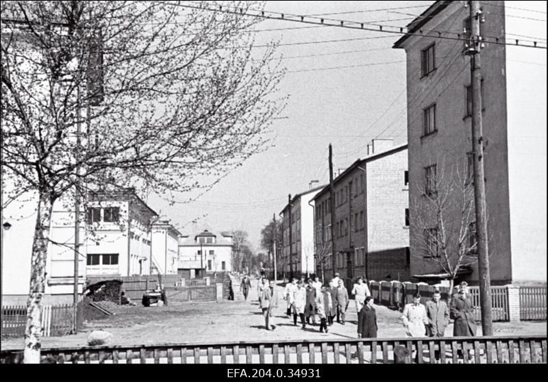 Uuel, veel nimeta tänaval Tartus, H. Heidemanni ja Tiigi tänava vahel on kerkinud kolme- nelja korruselised elumajad ja lasteaiahooned.