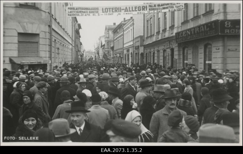 Esimese mai rahvusvahelise töörahvapüha demonstratsioon Tartus 01.05.1932, rongkäik Rüütli tänaval