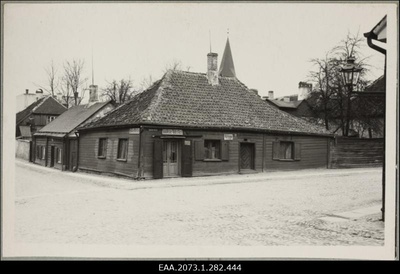 Puumaja Tartus Laia ja Gustav Adolfi (Jakobi) tänava nurgal, taustal Jaani kiriku tornikiiver  duplicate photo