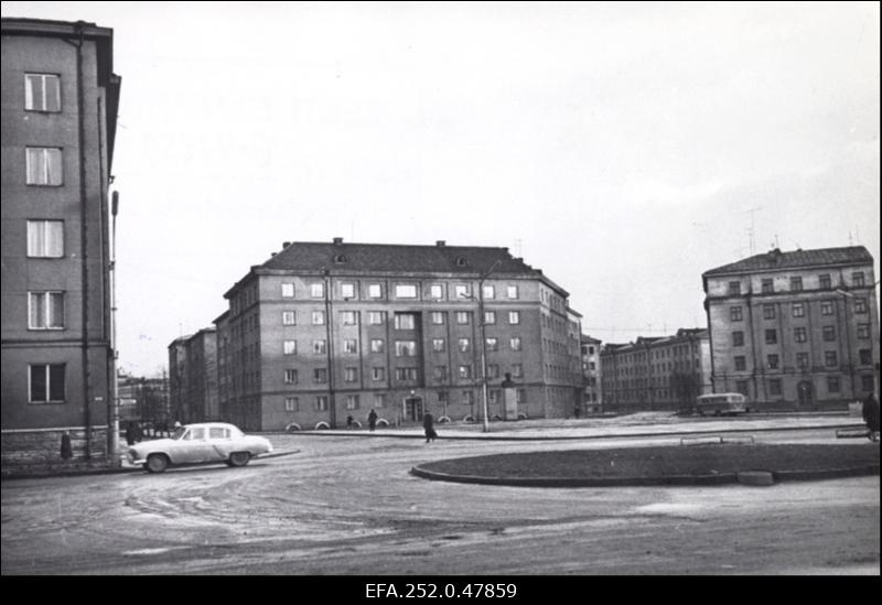 Vaade Lomonossovi tänavale. Pronksi ja Maneeži tänava nurk.