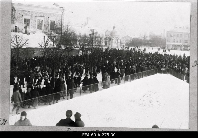 Vabadussõda. Laiarööpalise soomusrongi nr.2 1.aastapäeva tähistamine. Soomusrongi sõdurid marssimas Viru tänaval.