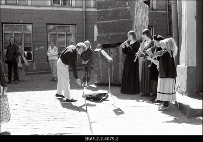 Noored moosekandid esinemas Tallinna Vanalinnapäevadel, taustal graniitrahnud tänavate blokeerimiseks  similar photo