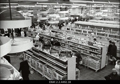 Vaade müügisaalidele ja personalile "Kaubahalli" avamiselt Tallinna Vanalinnas Ujula tänaval  similar photo