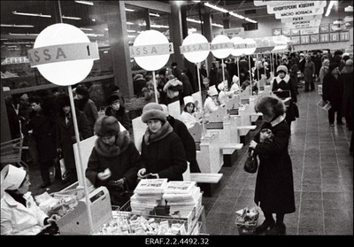 Vaade müügisaalidele ja personalile "Kaubahalli" avamiselt Tallinna Vanalinnas Ujula tänaval  similar photo